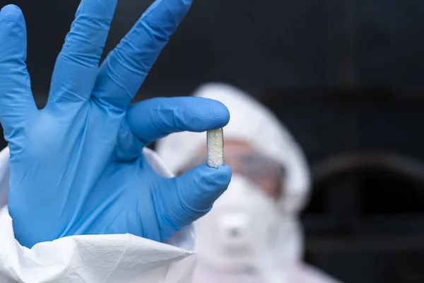 Antivirologista Está Mostrando Uma Pílula Milagrosa Drogas Contra Vírus Covid — Fotografia de Stock