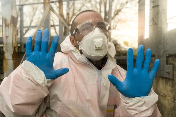 Enfermeira Antivirologista Cansada Pausa Relaxante Encostada Uma Janela Durante Emergência — Fotografia de Stock