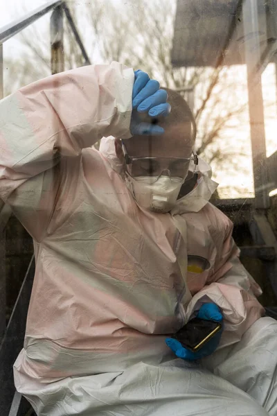 Enfermeira Antivirologista Cansada Pausa Relaxante Encostada Uma Janela Durante Emergência — Fotografia de Stock