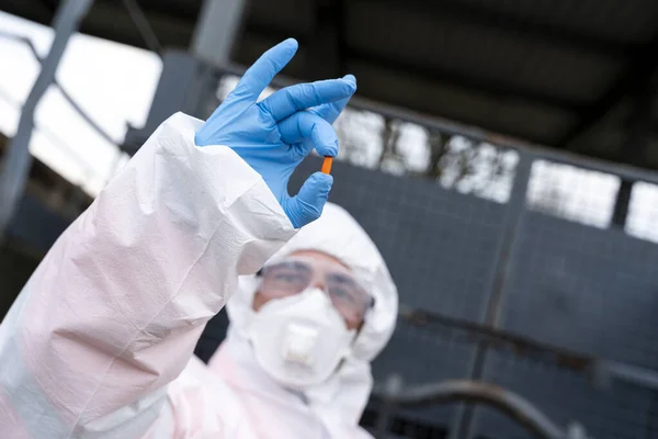 Antivirologista Está Mostrando Uma Pílula Milagrosa Drogas Contra Vírus Covid — Fotografia de Stock