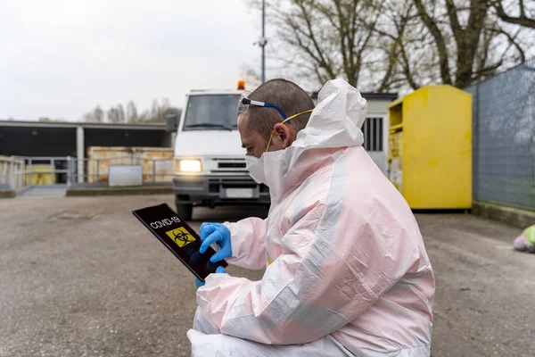 Infirmière Antivirologiste Regarde Les Statistiques Pendant Urgence Santé Coronavirus Plein — Photo