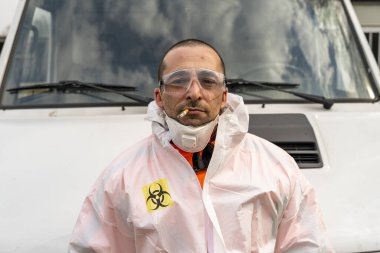 Antivirolog, koronavirüs acil durumu sırasında sigara molası veriyor.