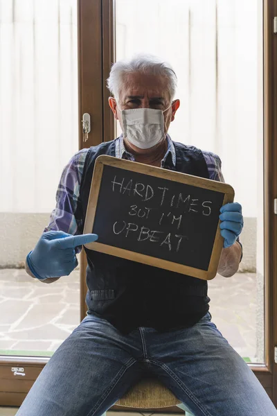 Único Homem Maduro Quarentena Por Coronavírus Mostra Uma Mensagem Esperança — Fotografia de Stock