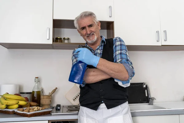 Mature Célibataire Fait Des Travaux Ménagers Pendant Quarantaine Difficile Moment — Photo