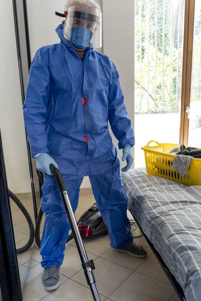 Homem Solteiro Quarentena Vestida Terno Proteção Está Limpando Casa Com — Fotografia de Stock