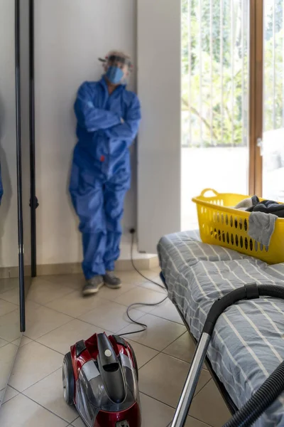 Homem Solteiro Quarentena Vestida Terno Proteção Está Limpando Casa Com — Fotografia de Stock