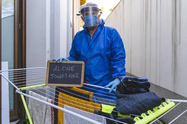 Único Homem Quarentena Vestido Fato Protecção Está Mostrar Quadro Negro — Fotografia de Stock