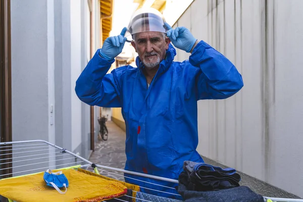 Homem Solteiro Quarentena Vestido Fato Protecção Está Lavar Roupa Durante — Fotografia de Stock