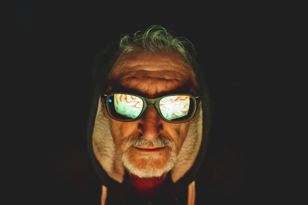 Портрет Зрелого Мужчины Перед Монитором Компьютера Снимок Экрана Отраженный Солнцезащитных — стоковое фото