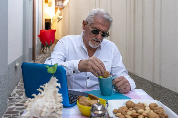 Volwassen Man Ontbijten Tijdens Het Werken Computer Buiten Tijdens Coronavirus — Stockfoto