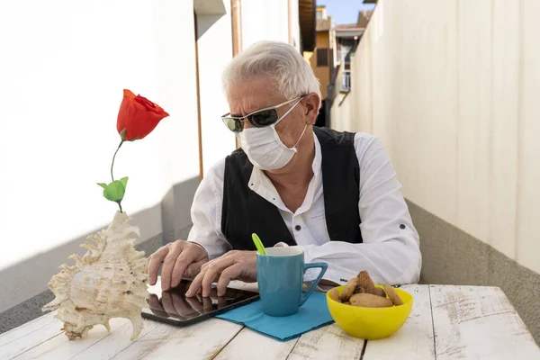 Homem Adulto Está Tomando Café Manhã Enquanto Trabalha Tablet Livre — Fotografia de Stock
