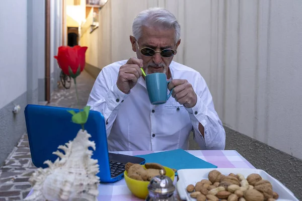 Hombre Adulto Está Desayunando Mientras Trabaja Ordenador Aire Libre Durante — Foto de Stock