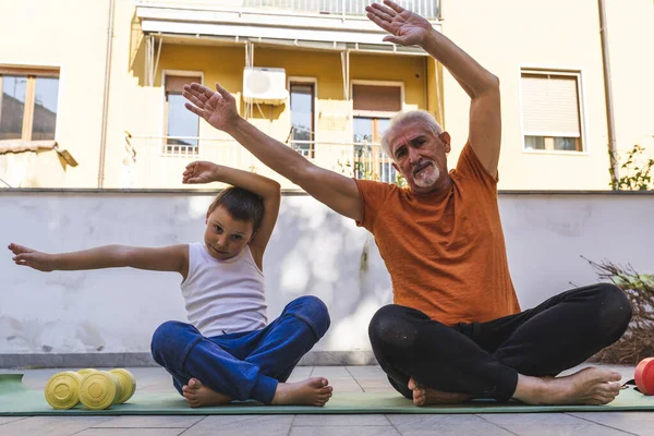 Padre Hijo Pequeño Están Entrenando Con Pesas Colores Una Terraza — Foto de Stock