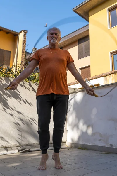 Mature Homme Entraîne Sautant Corde Sur Terrasse Maison — Photo
