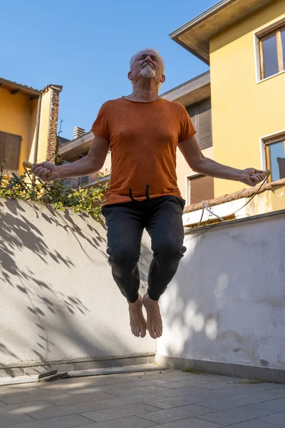 Hombre Maduro Está Entrenando Saltando Cuerda Terraza Casa — Foto de Stock