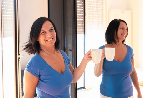 Jolie Femme Trinque Avec Une Tasse Café Devant Miroir Dans — Photo