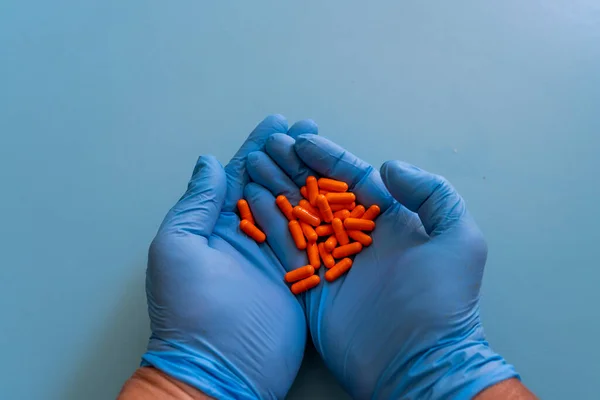 Liten Grupp Orange Läkemedel Piller Händerna Med Skyddshandskar Läkare — Stockfoto