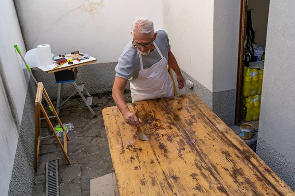 Carpinteiro Profissional Está Construindo Uma Mesa Madeira Sua Oficina Livre — Fotografia de Stock