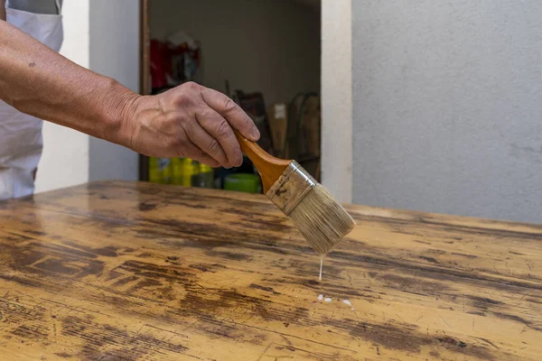 Carpinteiro Profissional Está Construindo Uma Mesa Madeira Sua Oficina Livre — Fotografia de Stock