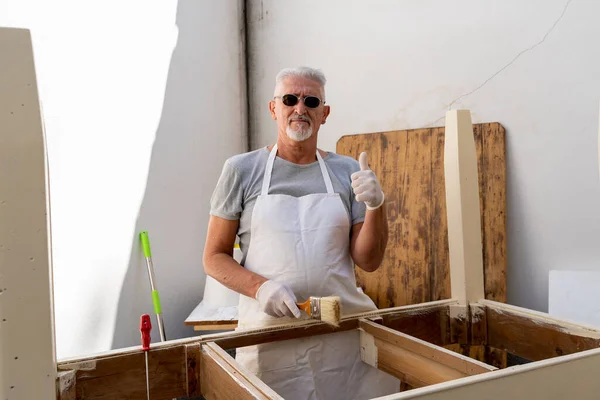 Carpinteiro Profissional Está Construindo Uma Mesa Madeira Sua Oficina Livre — Fotografia de Stock