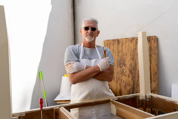 Profesjonalny Stolarz Buduje Drewniany Stół Swoim Warsztacie Świeżym Powietrzu — Zdjęcie stockowe