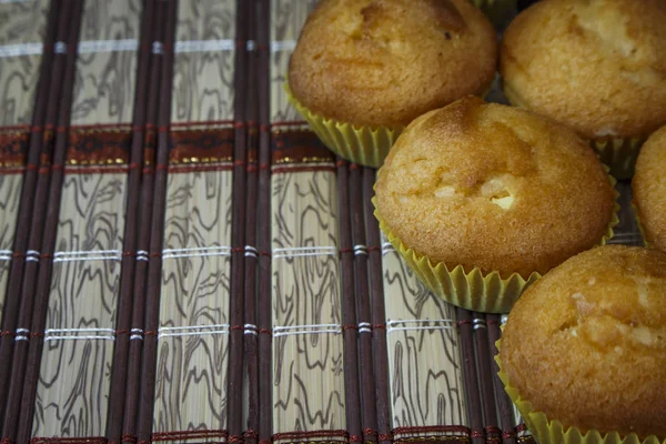 Um monte de muffins saborosos com recheio de banana — Fotografia de Stock