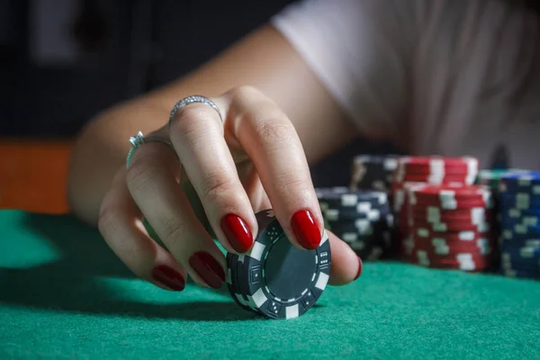 Kız poker masasında cips tutuyor — Stok fotoğraf