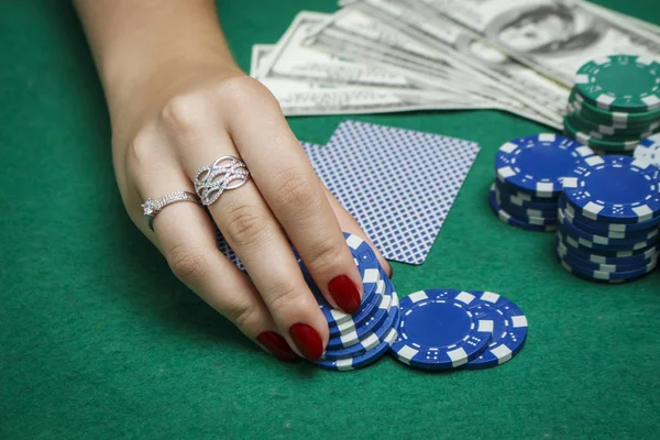 Dziewczyna przy stole pokerowym trzyma żetony — Zdjęcie stockowe