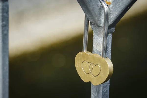 Gyllene lock i form av ett hjärta — Stockfoto