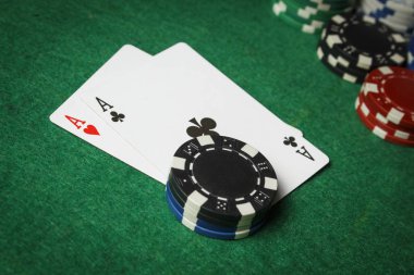 Bir çift as poker fişleri yığını ile masada