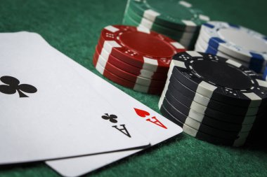 Bir çift as poker fişleri yığını ile masada