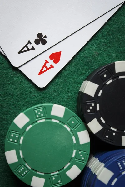 Para asów na tabeli z stosem żetonów pokerowych — Zdjęcie stockowe