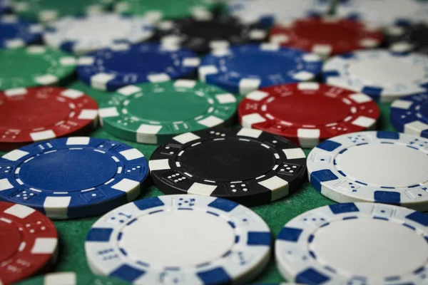 Bir sürü yeşil masada poker fişleri