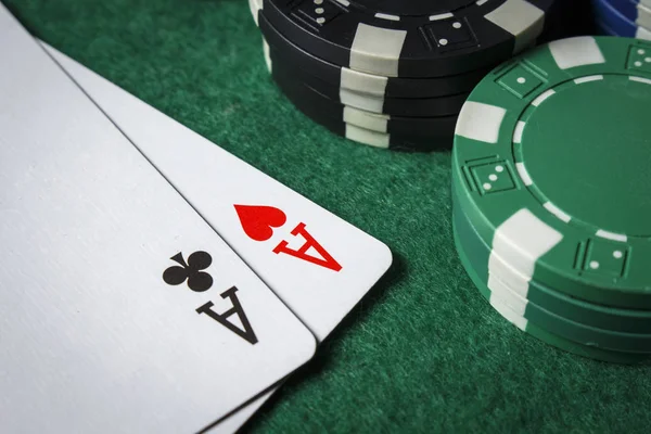 Para asów na tabeli z stosem żetonów pokerowych — Zdjęcie stockowe