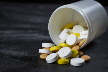 Siyah bir tablo haplarla yığını