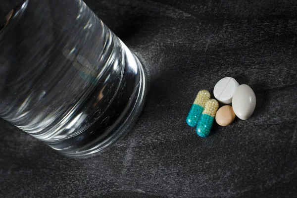 Birkaç hap ve karanlık bir tablo su