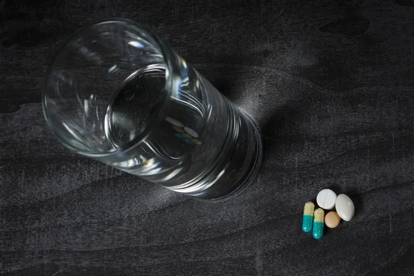 Birkaç hap ve karanlık bir tablo su