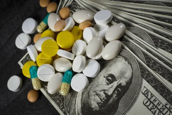 Muchas pastillas en una pila de dólares — Foto de Stock