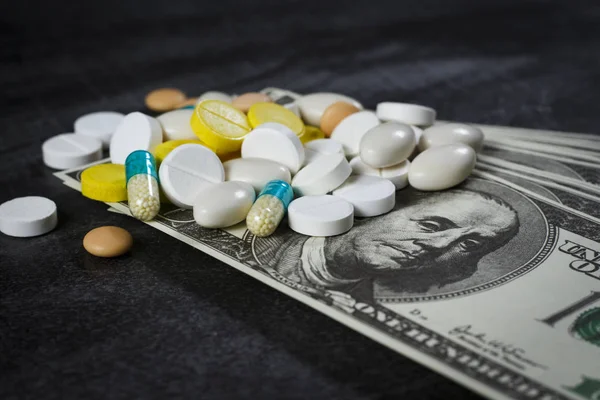 Muchas pastillas en una pila de dólares — Foto de Stock