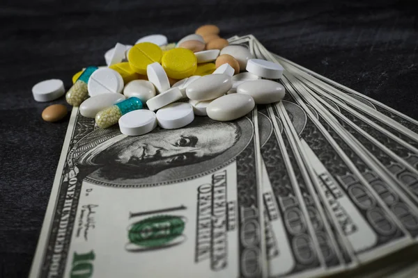 Birçok haplarla dolar yığını