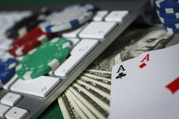 Żetony do pokera, klawiatury i karty na stole zielony — Zdjęcie stockowe