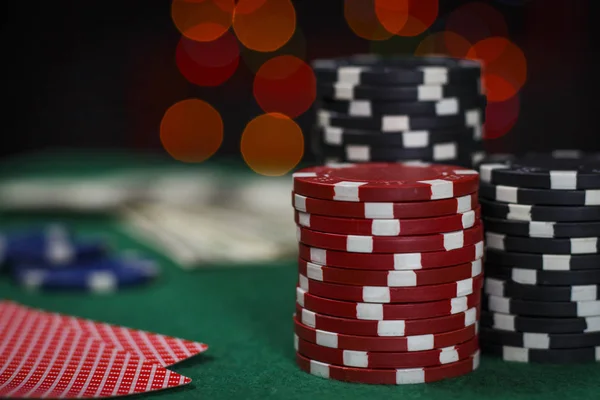 Żetony i karty pokerowe na zielonym stole — Zdjęcie stockowe