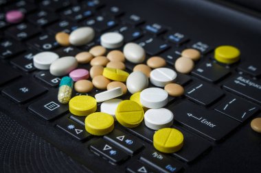 Laptop klavye haplarla yığını