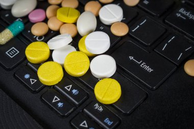 Laptop klavye haplarla yığını