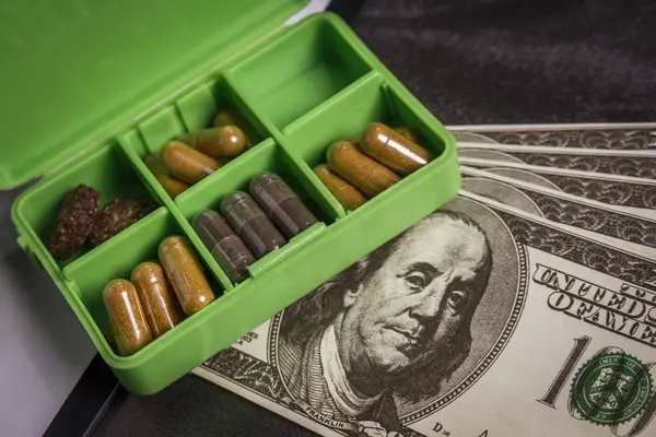 Dolar yığını hapları ile yeşil konteyner