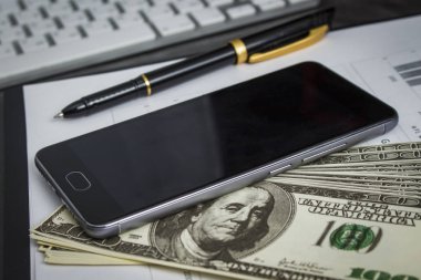 Birkaç dolar ve bir cep telefonu siyah tükenmez kalemle