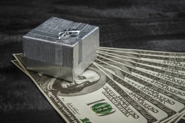 Dolar yığını bir parlak hediye