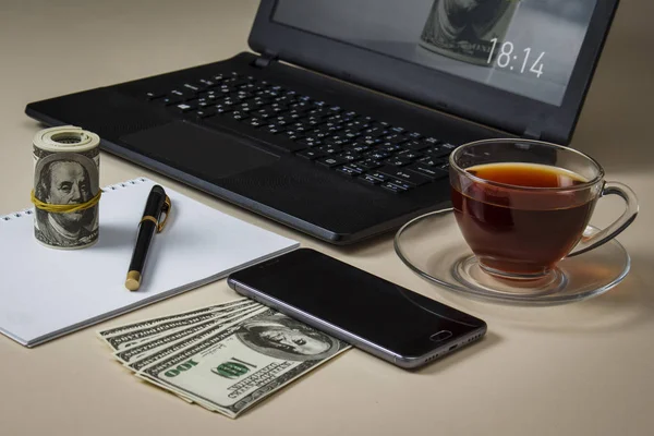 Dolar ve becerikli alet ile başarılı bir iş adamı tablosu