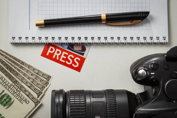 Bir gazetecinin masaya birkaç fatura