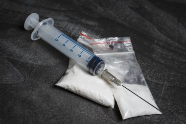 Beyaz toz ilaçlara benzer ile plastik torbalar üzerindeki şırınga